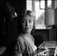 Lata 50. lub 60., Polska.
Aktorka Hanna Zembrzuska w garderobie.
Fot. Irena Jarosińska, zbiory Ośrodka KARTA