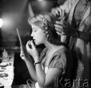 Lata 50. lub 60., Polska.
Aktorka Hanna Zembrzuska w garderobie.
Fot. Irena Jarosińska, zbiory Ośrodka KARTA