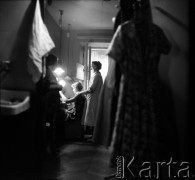 Lata 50. lub 60., Polska.
Aktorka Hanna Zembrzuska w garderobie.
Fot. Irena Jarosińska, zbiory Ośrodka KARTA