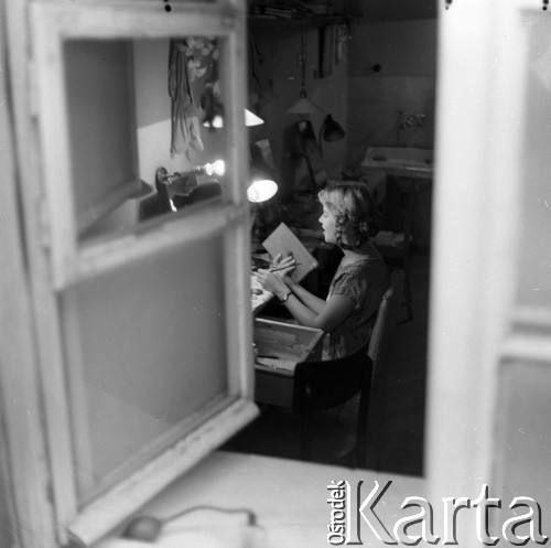 Lata 50. lub 60., Polska.
Aktorka Hanna Zembrzuska w garderobie.
Fot. Irena Jarosińska, zbiory Ośrodka KARTA