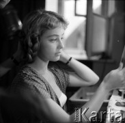 Lata 50. lub 60., Polska.
Aktorka Hanna Zembrzuska w garderobie.
Fot. Irena Jarosińska, zbiory Ośrodka KARTA