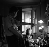 Lata 50. lub 60., Polska.
Aktorka Hanna Zembrzuska w garderobie.
Fot. Irena Jarosińska, zbiory Ośrodka KARTA