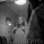 Lata 50. lub 60., Polska.
Aktorka Hanna Zembrzuska w garderobie.
Fot. Irena Jarosińska, zbiory Ośrodka KARTA