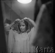 Lata 50. lub 60., Polska.
Aktorka Hanna Zembrzuska w garderobie.
Fot. Irena Jarosińska, zbiory Ośrodka KARTA