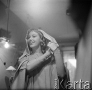 Lata 50. lub 60., Polska.
Aktorka Hanna Zembrzuska.
Fot. Irena Jarosińska, zbiory Ośrodka KARTA