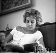 Lata 50. lub 60., Polska.
Aktorka Hanna Zembrzuska.
Fot. Irena Jarosińska, zbiory Ośrodka KARTA