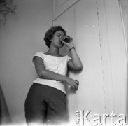 Lata 50. lub 60., Polska.
Aktorka Hanna Zembrzuska.
Fot. Irena Jarosińska, zbiory Ośrodka KARTA