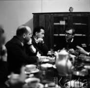 Lata 50. lub 60., Polska.
Spotkanie.
Fot. Irena Jarosińska, zbiory Ośrodka KARTA