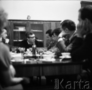 Lata 50. lub 60., Polska.
Spotkanie.
Fot. Irena Jarosińska, zbiory Ośrodka KARTA