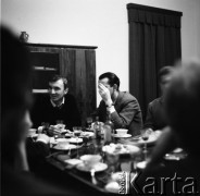 Lata 50. lub 60., Polska.
Spotkanie.
Fot. Irena Jarosińska, zbiory Ośrodka KARTA