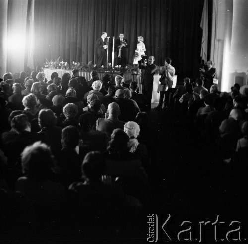 Lata 50. lub 60., Polska.
Uroczystość.
Fot. Irena Jarosińska, zbiory Ośrodka KARTA