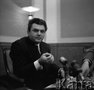 Lata 50. lub 60., Polska.
Spotkanie z rosyjskim aktorem i reżyserem Siergiejem Bondarczukiem.
Fot. Irena Jarosińska, zbiory Ośrodka KARTA