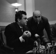 Lata 50. lub 60., Polska.
Spotkanie z rosyjskim aktorem i reżyserem Siergiejem Bondarczukiem.
Fot. Irena Jarosińska, zbiory Ośrodka KARTA