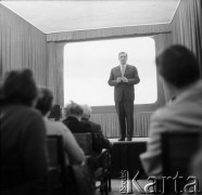 Lata 50. lub 60., Polska.
Uroczystość w kinie.
Fot. Irena Jarosińska, zbiory Ośrodka KARTA