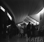 Lata 50. lub 60., Polska.
Spotkanie.
Fot. Irena Jarosińska, zbiory Ośrodka KARTA 
