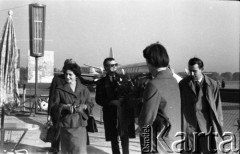 Lata 50. lub 60., Polska.
Powitanie na lotnisku.
Fot. Irena Jarosińska, zbiory Ośrodka KARTA