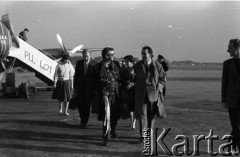 Lata 50. lub 60., Polska.
Powitanie na lotnisku.
Fot. Irena Jarosińska, zbiory Ośrodka KARTA