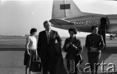 Lata 50. lub 60., Polska.
Powitanie na lotnisku.
Fot. Irena Jarosińska, zbiory Ośrodka KARTA