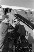 Lata 50. lub 60., Polska.
Powitanie na lotnisku.
Fot. Irena Jarosińska, zbiory Ośrodka KARTA