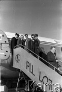 Lata 50. lub 60., Polska.
Powitanie na lotnisku.
Fot. Irena Jarosińska, zbiory Ośrodka KARTA