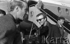 Lata 50. lub 60., Polska.
Powitanie na lotnisku.
Fot. Irena Jarosińska, zbiory Ośrodka KARTA