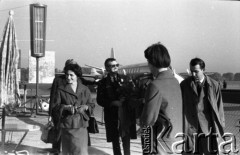 Lata 50. lub 60., Polska.
Powitanie na lotnisku.
Fot. Irena Jarosińska, zbiory Ośrodka KARTA