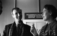 Lata 50. lub 60., Polska.
Osoby na lotnisku.
Fot. Irena Jarosińska, zbiory Ośrodka KARTA