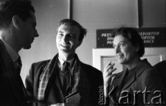 Lata 50. lub 60., Polska.
Osoby na lotnisku.
Fot. Irena Jarosińska, zbiory Ośrodka KARTA