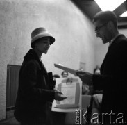 Lata 50. lub 60., Polska.
Uroczystość wręczenia nagród za film krótkometrażowy.
Fot. Irena Jarosińska, zbiory Ośrodka KARTA