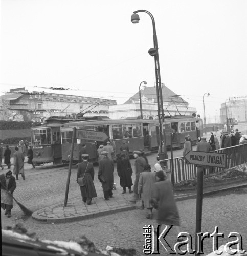 lata 50-te, Warszawa, Polska
Trasa W-Z - ludzie zgromadzeni na przystanku.
Fot. Irena Jarosińska, zbiory Ośrodka KARTA