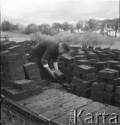 lata 50-te, Polska
Mężczyzna układa torf.
Fot. Irena Jarosińska, zbiory Ośrodka KARTA