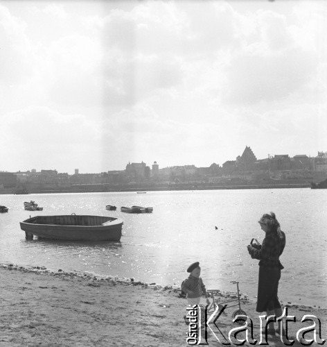 lata 50-te, Warszawa, Polska
Plaża między mostami Śląsko-Dąbrowskim i Poniatowskiego po praskiej stronie miasta. W głębi widać Archikatedrę św. Jana Chrzciciela
Fot. Irena Jarosińska, zbiory Ośrodka KARTA