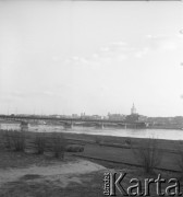 lata 50-te, Warszawa, Polska
Plaża między mostami Śląsko-Dąbrowskim i Poniatowskiego po praskiej stronie miasta. W głębi widać Pałac Kultury i Nauki.
Fot. Irena Jarosińska, zbiory Ośrodka KARTA