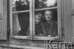 lata 50-te, Warszawa, Polska
Marek Jarosiński (syn Ireny Jarosińskiej) i nieznana kobieta w oknie domu.
Fot. Irena Jarosińska, zbiory Ośrodka KARTA