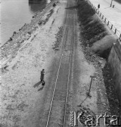 lata 50-te, Warszawa, Polska.
Brzeg Wisły przy Moście Śląsko-Dąbrowskim. Przy torach stoi fotograf Zbigniew Dłubak.
Fot. Irena Jarosińska, zbiory Ośrodka KARTA.