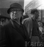 lata 50-te, Warszawa, Polska
Kobieta na przystanku na placu Unii Lubelskiej. W głębi widać kamienicę przy ul. Marszałkowskiej 1.
Fot. Irena Jarosińska, zbiory Ośrodka KARTA