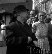 lata 50-te, Warszawa, Polska
Kobieta na przystanku na placu Unii Lubelskiej. W głębi widać kamienicę przy ul. Marszałkowskiej 1.
Fot. Irena Jarosińska, zbiory Ośrodka KARTA