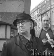 lata 50-te, Warszawa, Polska
Kobieta na przystanku na placu Unii Lubelskiej. W głębi widać kamienicę przy ul. Marszałkowskiej 1.
Fot. Irena Jarosińska, zbiory Ośrodka KARTA