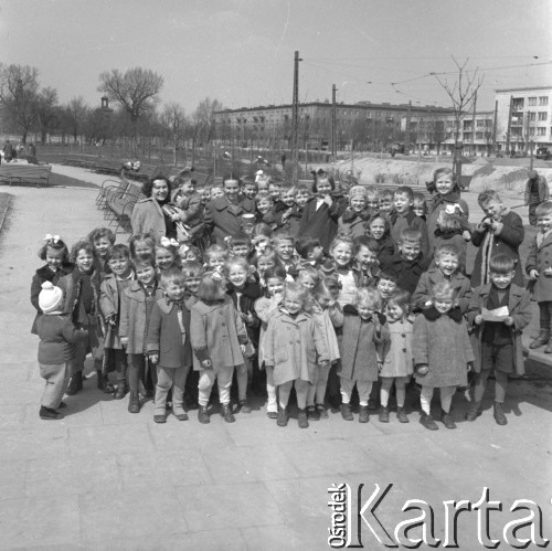 lata 50-te, Warszawa, Polska
Wycieczka szkolna w parku na Pradze
Fot. Irena Jarosińska, zbiory Ośrodka KARTA