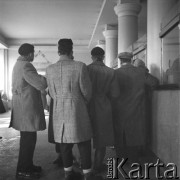 lata 50-te, Warszawa, Polska
Orbis przy Brackiej 16 - klienci w kolejce do kasy.
Fot. Irena Jarosińska, zbiory Ośrodka KARTA