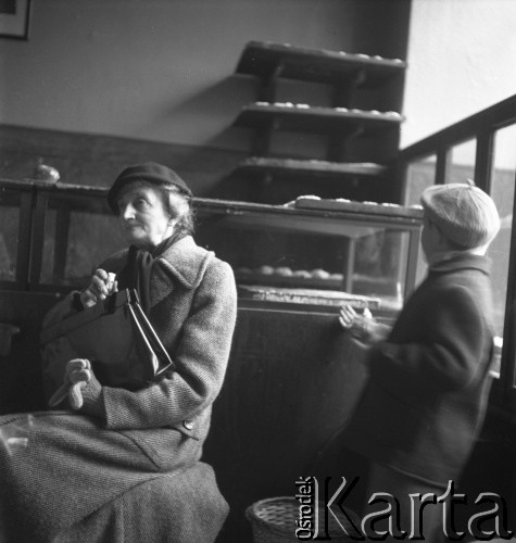 lata 50-te, Warszawa, Polska
Marek Jarosiński (syn Ireny Jarosińskiej) w cukierni
Fot. Irena Jarosińska, zbiory Ośrodka KARTA