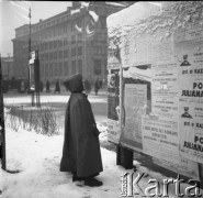 lata 50-te, Warszawa, Polska
Marek Jarosiński (syn Ireny Jarosińskiej) czyta ogłoszenia na skrzyżowaniu Nowego Światu i Alei Jerozolimskich przy rondzie de Gaulle’a. W głębi widać gmach Banku Gospodarstwa Krajowego (BGK, Al. Jerozolimskie 7)
Fot. Irena Jarosińska, zbiory Ośrodka KARTA