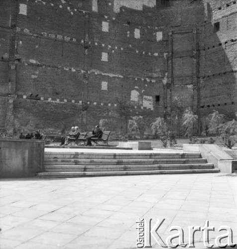 lata 50-te, Warszawa, Polska
Warszawiacy na placu otoczonym ścianami budynku.
Fot. Irena Jarosińska, zbiory Ośrodka KARTA