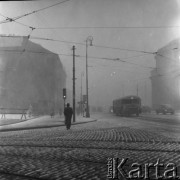 lata 50-te, Warszawa, Polska.
Plac Trzech Krzyży w czasie zamieci, z prawej strony widać kościół św. Aleksandra.
Fot. Irena Jarosińska, zbiory Ośrodka KARTA.