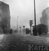 lata 50-te, Warszawa, Polska.
Plac Trzech Krzyży w czasie zamieci, z prawej strony widać kościół św. Aleksandra.
Fot. Irena Jarosińska, zbiory Ośrodka KARTA.