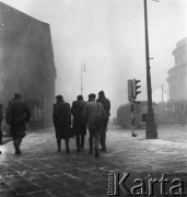 lata 50-te, Warszawa, Polska.
Plac Trzech Krzyży w czasie zamieci, z prawej strony widać kościół św. Aleksandra.
Fot. Irena Jarosińska, zbiory Ośrodka KARTA.