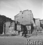 lata 50-te, Warszawa, Polska.
Mężczyzna idący wzdłuż zniszczonej ulicy Pięknej. 
Fot. Irena Jarosińska, zbiory Ośrodka KARTA
