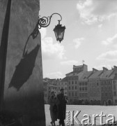 lata 50-te, Warszawa, Polska.
Para spaceruje po Rynku Starego Miasta.
Fot. Irena Jarosińska, zbiory Ośrodka KARTA.