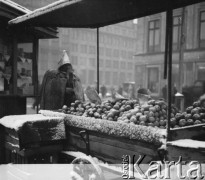 1957, Warszawa, Polska
Stragan z owocami na ulicy Nowy Świat przy rondzie de Gaulle’a. W głębi widać gmach Banku Gospodarstwa Krajowego (BGK, Al. Jerozolimskie 7)
Fot. Irena Jarosińska, zbiory Ośrodka KARTA