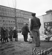 lata 50-te, Warszawa, Polska
Mężczyzna nakleja ogłoszenia na słup na skrzyżowaniu Nowego Światu i Alei Jerozolimskich przy rondzie de Gaulle’a. W głębi widać gmach Banku Gospodarstwa Krajowego (BGK, Al. Jerozolimskie 7)
Fot. Irena Jarosińska, zbiory Ośrodka KARTA